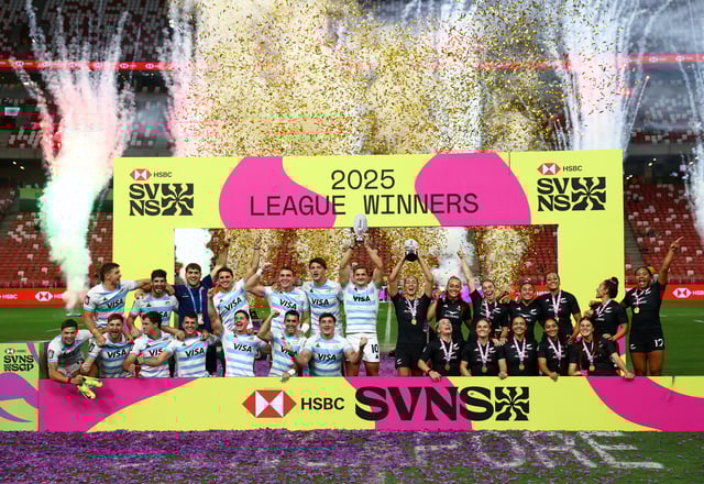 Rugby Union - HSBC Sevens - Singapore - National Stadium, Singapore - April 6, 2025 Argentina and New Zealand celebrate with the trophies after winning the HSBC Sevens 2025 Men's and Women's leagues REUTERS/Edgar Su/File Photo