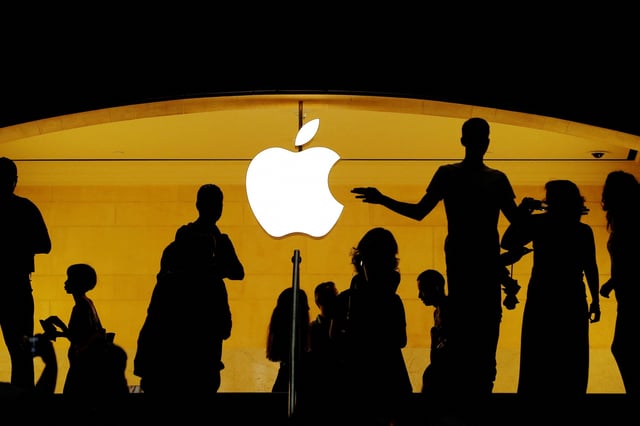 Customers walk past an Apple logo inside of an Apple store at Grand Central Station in New York, U.S., August 1, 2018.  REUTERS/Lucas Jackson/File Photo