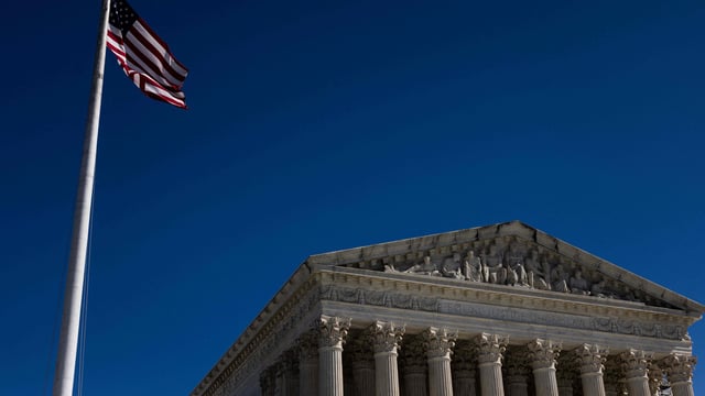 The Trump administration has asked the Supreme Court to strip legal protections from Venezuelan migrants that would expose them to deportation.