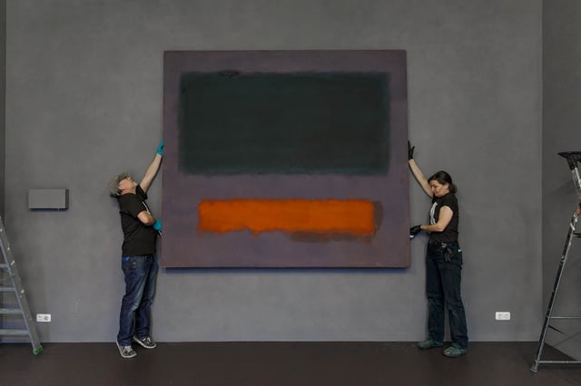 ‘Art handlers’ van Museum Boijmans Van Beuningen installeren Rothko’s Grey, Orange on Maroon, No.8 (1960) in het Stedelijk Museum Schiedam.