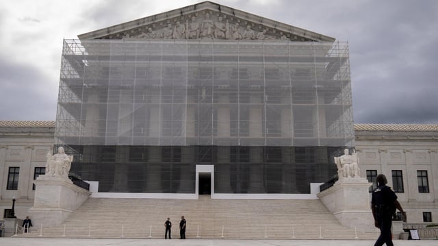 Das Gebäude des Supreme Court der Vereinigten Staaten in Washington, das gerade von einem Gerüst umgeben ist