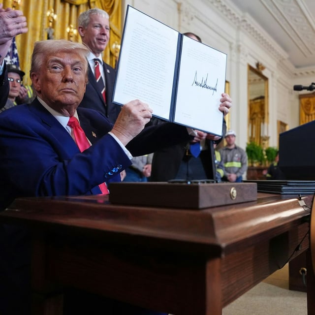 US-Präsident Donald Trump hält eine unterzeichnete Anordnung während einer Veranstaltung im East Room des Weißen Hauses. 
