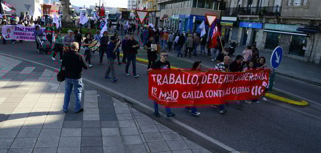 Cabeza de la manifestación que recorrió ayer las calles de Cangas para celebrar el 1 de Maio.