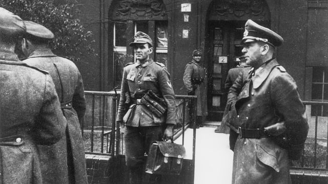 Hans Krebs vor dem Haus Schulenburgring 2 in Berlin. (Archivbild: 1. Mai 1945)