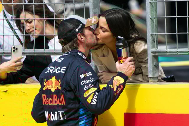 Max Verstappen küsst seine Partnerin Kelly Piquet.