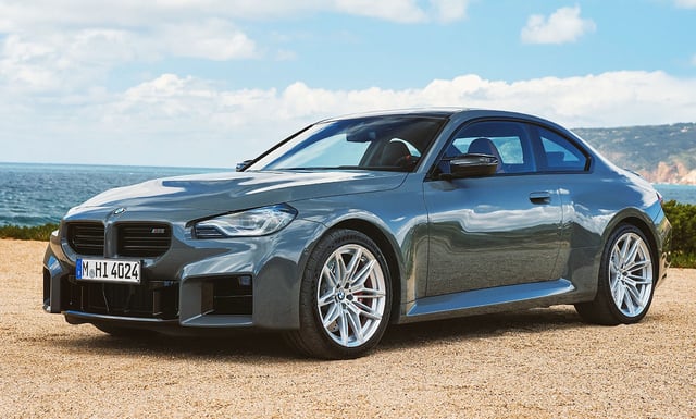 BMWs explosiven Kompaktsportler M2 gibt es auch nach dem Facelift von 2024 noch mit Sechsgang-Handschaltung. Mit Hinterradantrieb und 480 PS (353 kW) starkem 3,0-l-Reihensechszylinder geht der