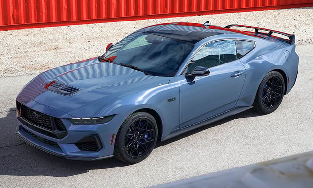 Der Ford Mustang bleibt seinen traditionellen Werten treu: Bereits im Einstiegsmodell GT lässt ein frei saugender 5,0-l-V8 446 PS (328 kW) auf die Hinterräder los. Auf Wunsch ist ein manuelles