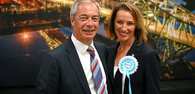 Nigel Farage (G), leader du parti Reform UK, et Sarah Pochin, le 2 mai 2025 à Widnes