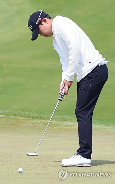 Kim Min-kyu of South Korea hits a putt on the first green during the first round of LIV Golf at Jack Nicklaus Golf Club Korea in Incheon, just west of Seoul, on May 2, 2025. (Yonhap)
