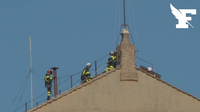 Les images de l'installation de la cheminée sur la chapelle Sixtine, à quelques jours du conclave