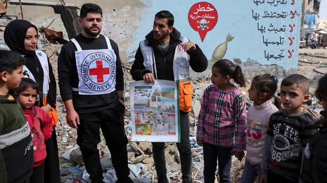 Les membres de la Croix-Rouge à Khan Younis dans le sud de la bande de Gaza, le 17 février 2025.