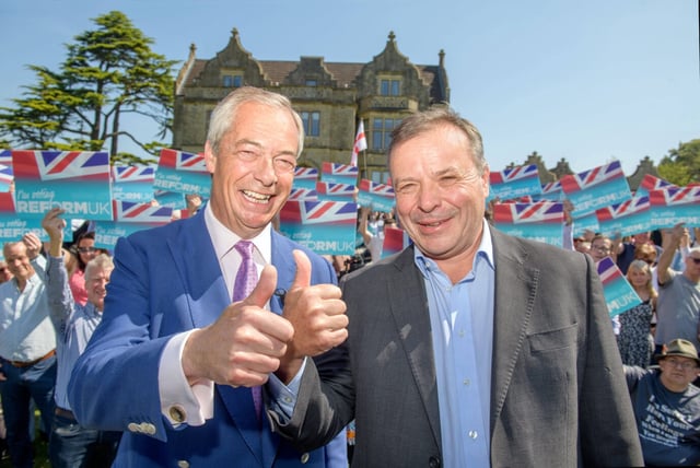 Links steht der Chef der Reform UK-Partei, Nigel Farage und macht die "Daumen hoch"-Geste, rechts neben ihm steht der Parteikandidat für Westengland, Arron Banks und macht ebenfalls "Daumen hoch"