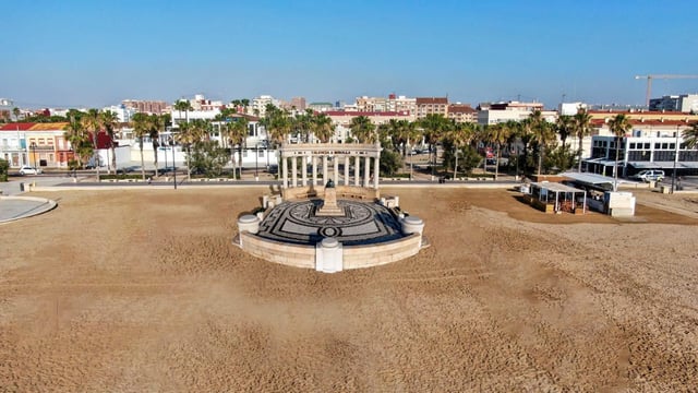 Figuración del monumento de Sorolla en la playa del Cabanyal en la ubicación ideal junto a las Termas Victoria