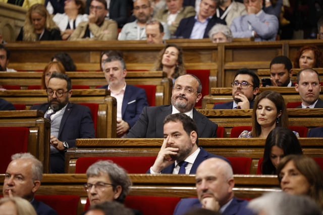 El líder del PP de Catalunya, Alejandro Fernández, y los diputados populares en el Parlament.