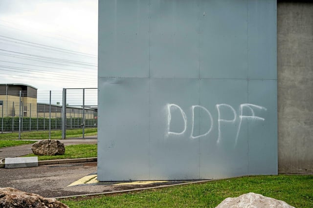Sur les murs de la maison d'arrêt de Corbas, près de Lyon, le 21 avril 2025. Trois véhicules ont été incendiés sur le parking du personnel.
