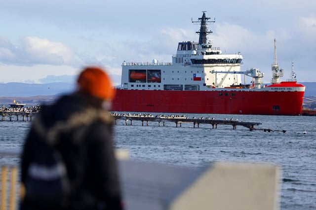 Un buque rompehielos de la Armada de Chile, en el estrecho de Magallanes.