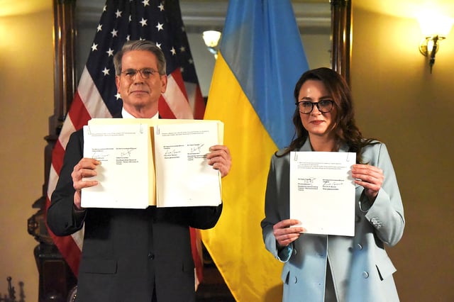 Le secrétaire américain au Trésor Scott Bessent et la vice-première ministre ukrainienne Ioulia Svyrydenko à une cérémonie de signature d’un accord sur les minéraux, à Washington.