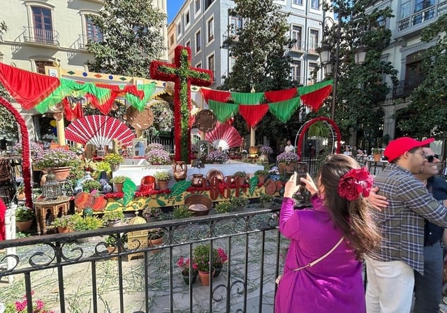 La cruz de la Plaza del Carmen, frente al ayuntamiento, es de las más visitadas