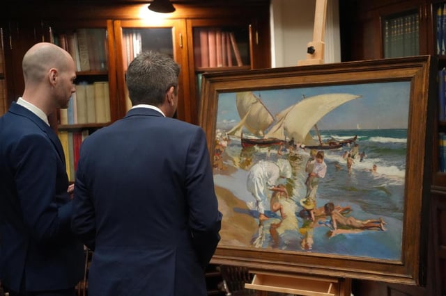 Guillaume Kientz y Carlos Mazón observa una de las pinturas de Sorolla propiedad de la Hispanic Society.