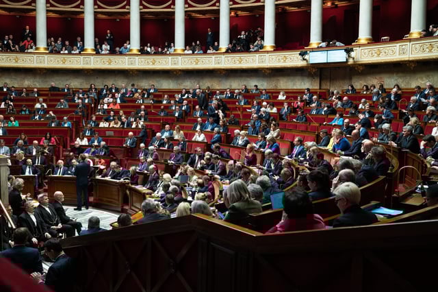 Le vendredi 2 mai 2025, les députés ont adopté en commission une proposition de loi portée par Olivier Falorni (MoDem) instaurant un « droit à l’aide à mourir » pour certains malades incurables.