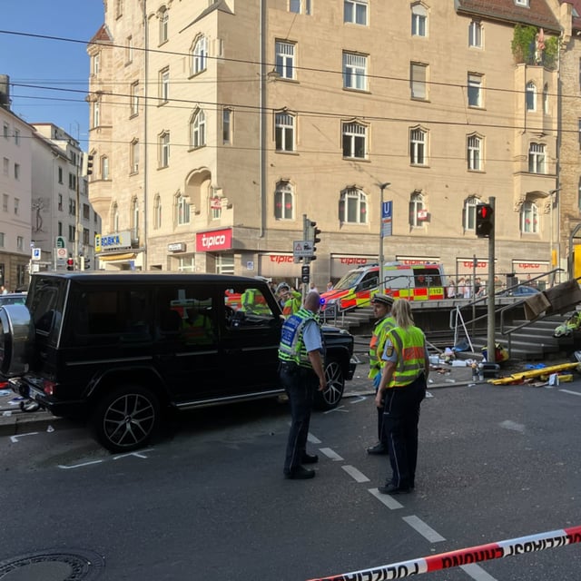 In der Stuttgarter Innenstadt ist nach Polizeiangaben ein Auto in eine Personengruppe gefahren.