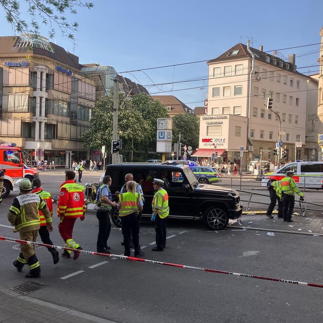 Auto fährt in Personengruppe