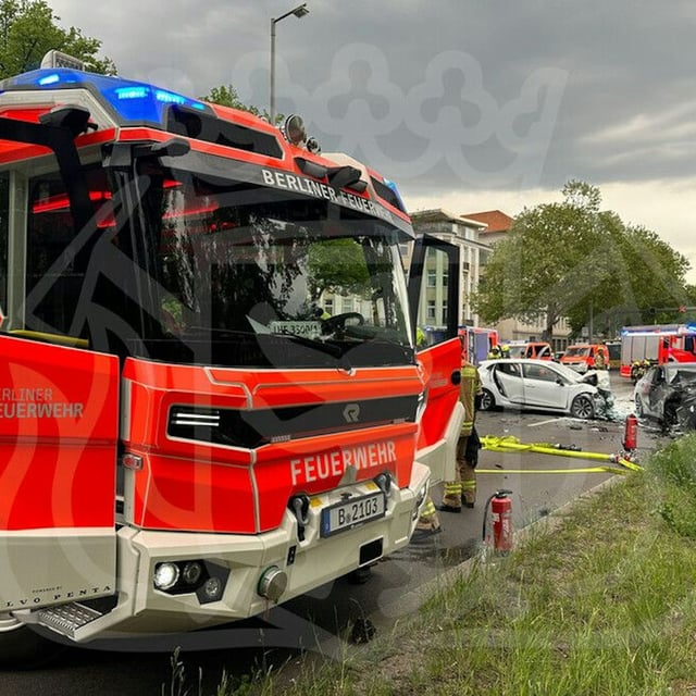 Die Feuerwehr am Einsatzort nach dem schweren Unfall in Berlin-Westend.