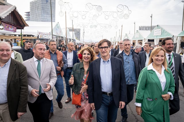 La vicepresidenta del Gobierno, María Jesús Montero, y el president de la Generalitat, Salvador Illa, en la Feria de Abril de Barcelona