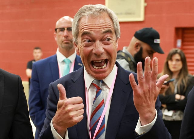 Nigel Farage réagit au résultat de la législative partielle de Runcorn et Helsby, au Royaume-Uni, remportée par son parti Reform UK, le 2 mai 2025.