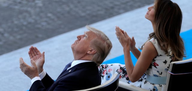 Donald Trump und seine Frau Melania bei der Militärparade am 14.07.2017 in Paris