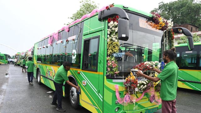 Newly launched electric buses at Kushak Nallah Depot in Sewa Nagar, New Delhi on Friday. (Sonu Mehta/HT Photo)