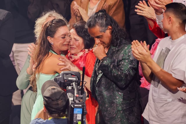 Christine Neubauer (l.), Schauspielerin, und ihre Mutter Lydia liegen sich nach dem Tanz weinend in den Armen.