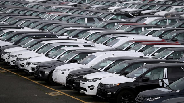 New Land Rover cars are seen in a parking lot at the Jaguar Land Rover plant at Halewood in Liverpool, northern England, September 12 , 2016. REUTERS/Phil Noble//File Photo