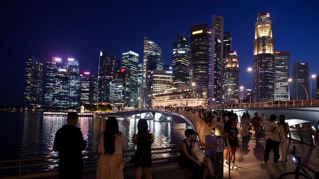 Die Skyline von Singapur in der Nacht