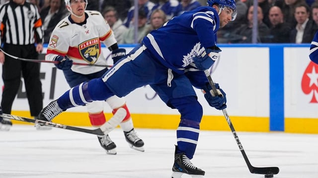 Toronto Maple Leafs forward John Tavares (91) shoots against the Florida Panthers. John E. Sokolowski-Imagn Images