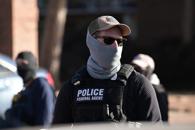 Federal law enforcement officers conduct an immigration enforcement operation at the Cedar Run Apartments on S. Oneida St. in Denver on Wednesday, Feb. 5, 2025. ICE raids were conducted at multiple apartment buildings across the metro area. (Photo by Hyoung Chang/The Denver Post)