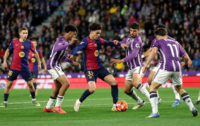 Soccer Football - LaLiga - Real Valladolid v FC Barcelona - Estadio Jose Zorrilla, Valladolid, Spain - May 3, 2025 FC Barcelona's Hector Fort in action REUTERS/Isabel Infantes