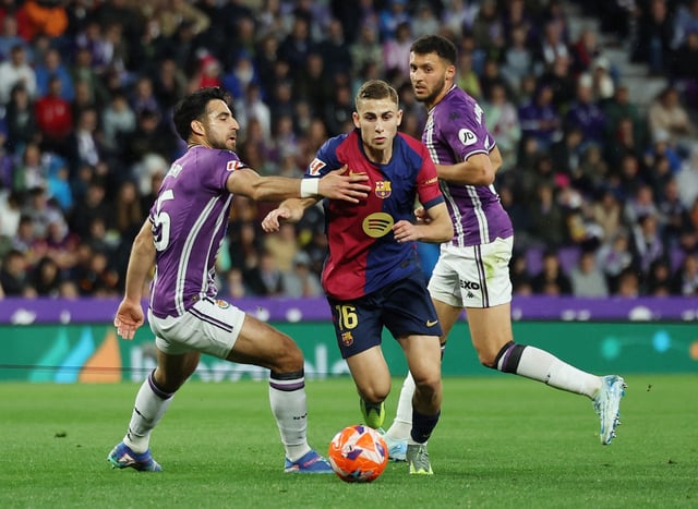 Soccer Football - LaLiga - Real Valladolid v FC Barcelona - Estadio Jose Zorrilla, Valladolid, Spain - May 3, 2025 Real Valladolid's Eray Comert in action with FC Barcelona's Fermin Lopez REUTERS/Isabel Infantes
