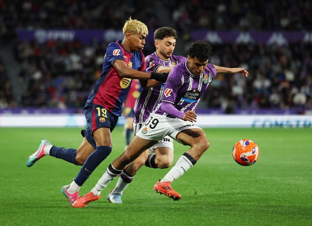 Soccer Football - LaLiga - Real Valladolid v FC Barcelona - Estadio Jose Zorrilla, Valladolid, Spain - May 3, 2025 FC Barcelona's Lamine Yamal in action with Real Valladolid's Raul Moro and Adam Aznou REUTERS/Isabel Infantes