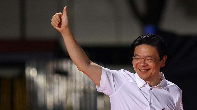 Lawrence Wong winkt am Wahltag in Singapur Anhängern zu