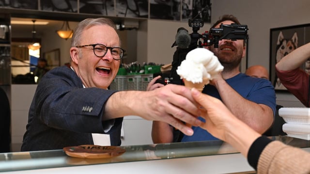Anthony Albanese serviert Eis in der Waffel.