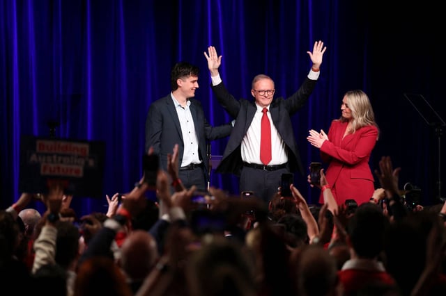 Anthony Albanese célèbre sa victoire aux élections législatives du 3 mai 2025, à Sydney.