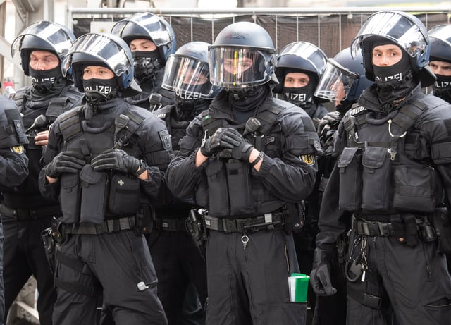 Der ICE wurde in Hannover gestoppt. Beamte der Bundespolizei sperrten den Bahnsteig ab (Symbolfoto).