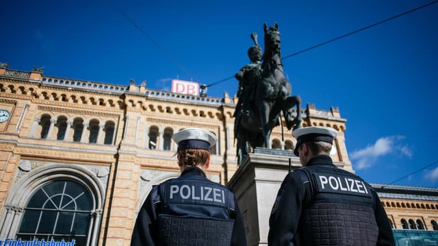 Zwei Einsatzkräfte der Bundespolizei stehen vor dem Hauptbahnhof in Hannover.