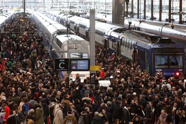 Les quais bondés de la gare de Lyon, à Paris, lors d’un mouvement social des cheminots, le 3 avril 2018.