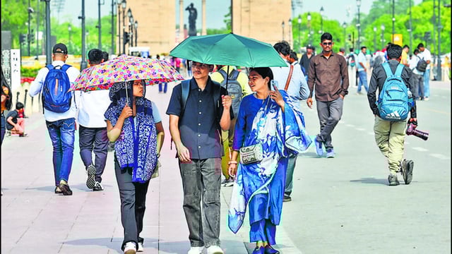 On a hot Sunday afternoon at Kartavya Path. (Vipin Kumar/HT photo)