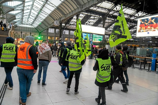 La CGT et SUD-Rail ont appelé à la grève contre la modification des plannings au dernier moment et pour réclamer une augmentation des primes de 100 euros par mois.
