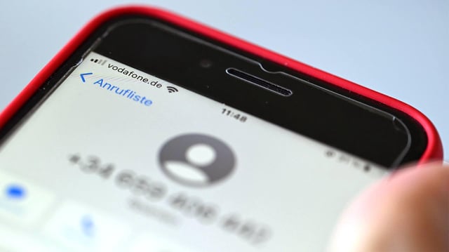 Auf einem Smartphone mit deutschem Vodafone-Vertrag ist auf einer Anrufliste eine spanische Nummer zu erkennen, die von Betrügern genutzt worden war.
