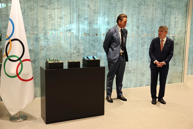 IOC President Thomas Bach presents American swimmer Gary Hall Jr. replicas of his ten Olympic medals that he lost during the wildfires in Los Angeles that destroyed his home earlier this year during a ceremony at the Olympic House in Lausanne, Switzerland, May 5, 2025. REUTERS/Denis Balibouse/Pool