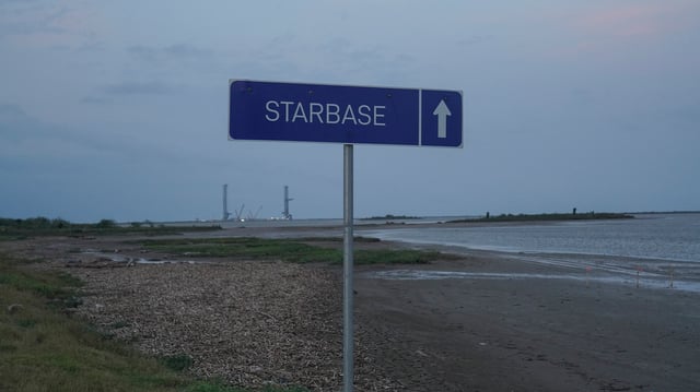 Auf dem Bild ist ein Schild mit der Aufschrift "Starbase" zu sehen.